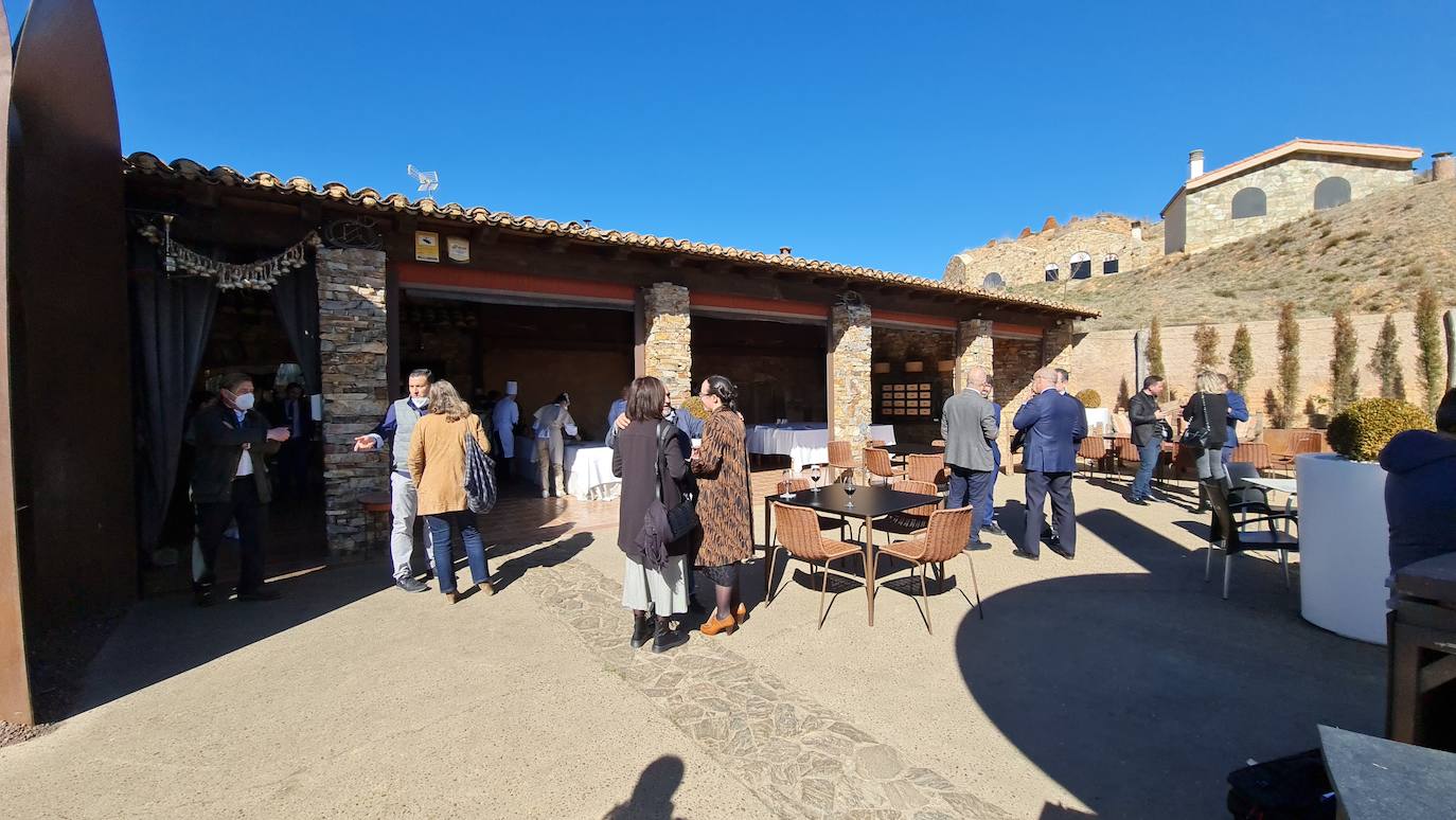 La bodega El Capricho celebra sus 'XVIII Jornadas de Exaltación de las carnes de buey', ahora con un 'guiño' a Chile | Once platos con vino del valle de Jamuz para recuperar una actividad rota por la pandemia y que siempre se ha visto acompañada por el éxito. 