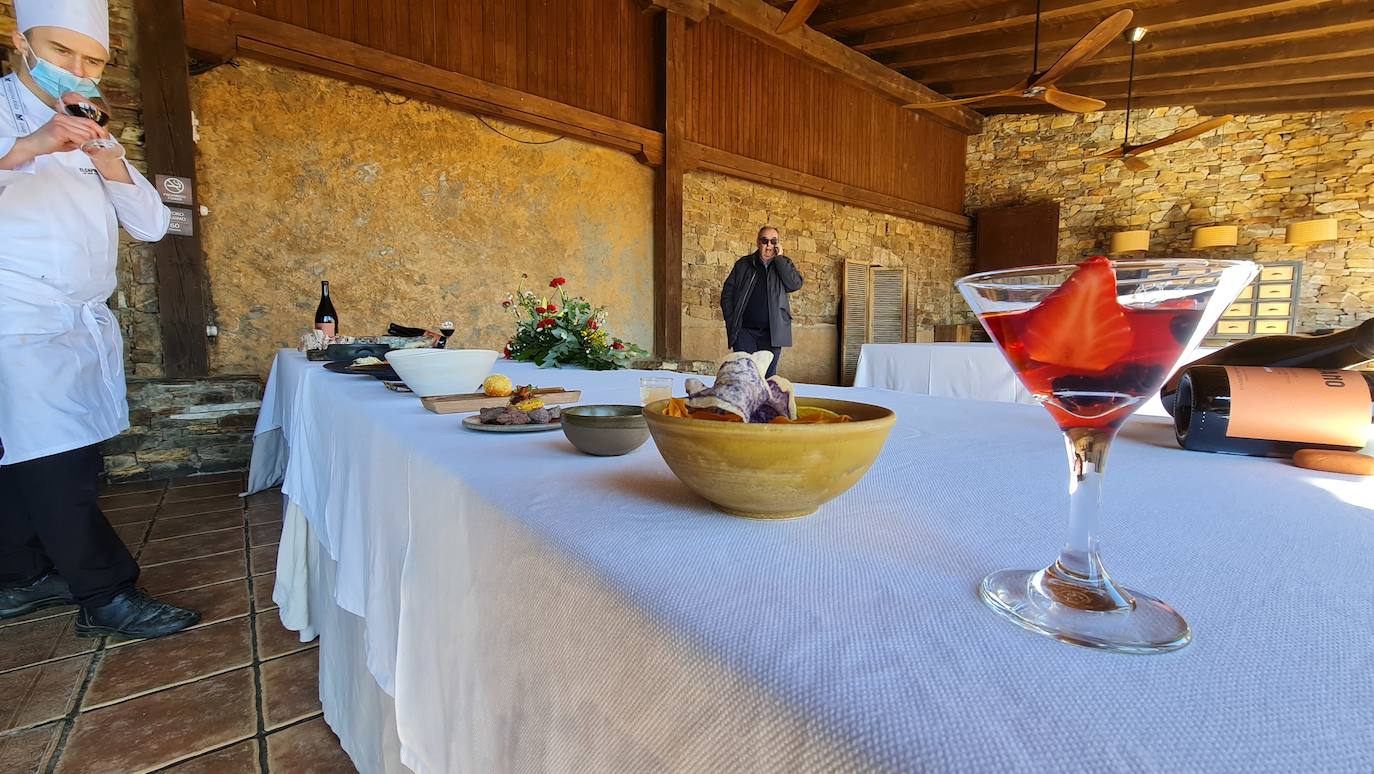 La bodega El Capricho celebra sus 'XVIII Jornadas de Exaltación de las carnes de buey', ahora con un 'guiño' a Chile | Once platos con vino del valle de Jamuz para recuperar una actividad rota por la pandemia y que siempre se ha visto acompañada por el éxito. 