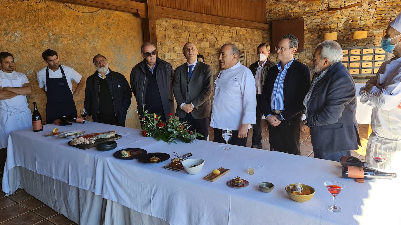 La bodega El Capricho celebra sus 'XVIII Jornadas de Exaltación de las carnes de buey', ahora con un 'guiño' a Chile | Once platos con vino del valle de Jamuz para recuperar una actividad rota por la pandemia y que siempre se ha visto acompañada por el éxito. 