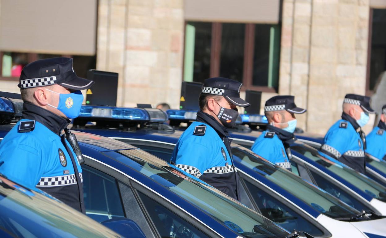 Agentes de la Policía Local de León durante la presentación de los nuevos vehículos.