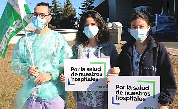 Tres enfermeros presentes en la concentración convocada por Satse frente al Hospital Universitario de León.