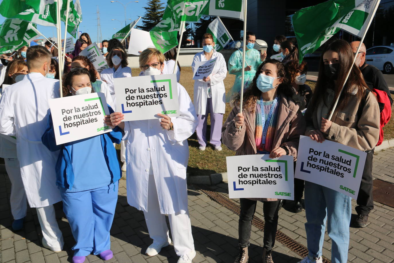 Cerca de 30 profesionales del sector claman contra el exceso de ratios .