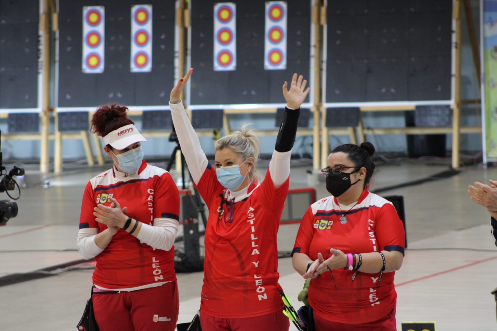 Beatriz Manuel (centro) fue la representante del Club de Tiro Ponferrada en el Campeonato de España de Tiro con Arco.