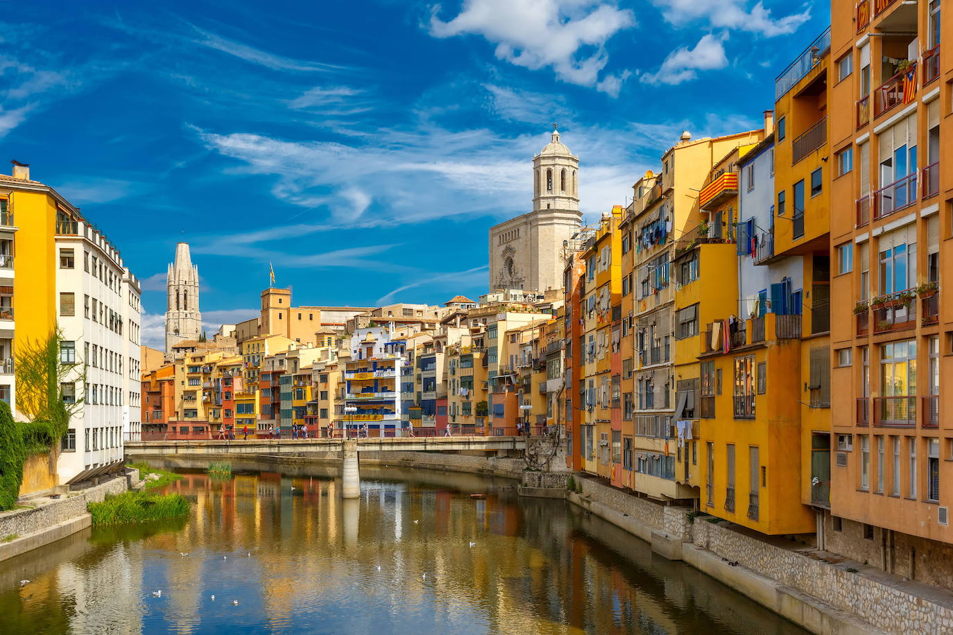 La luz en el casco viejo de Girona (España).