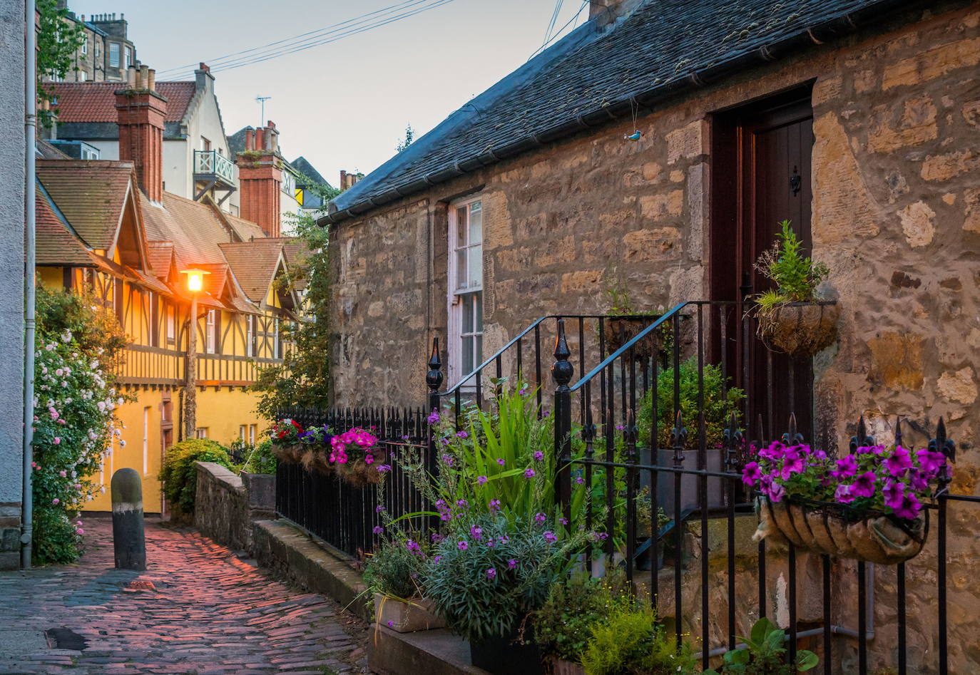 Tonalidades lilas en las calles de Dean Village, en Edimburgo.