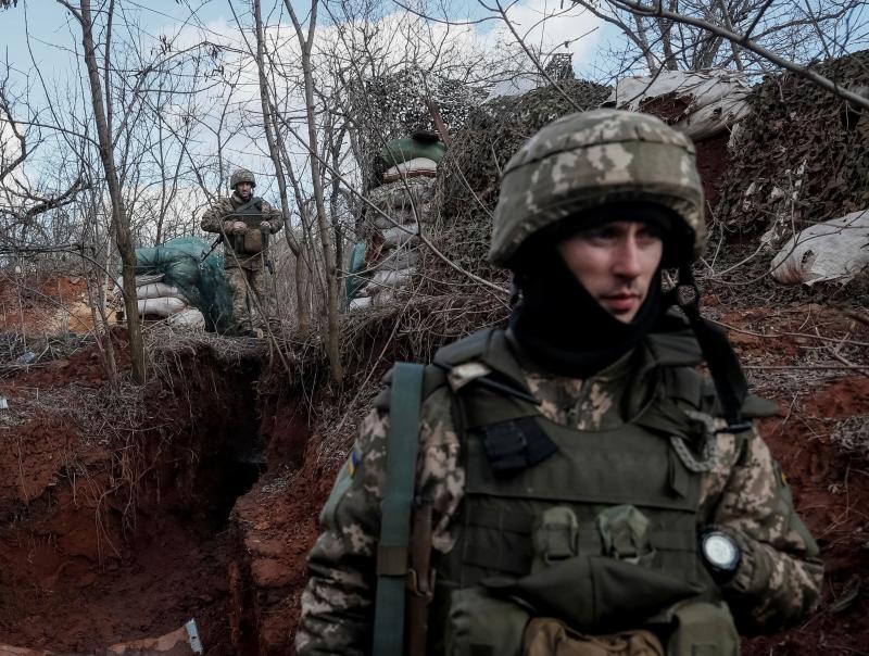 Los militares han apilado sacos con los que protegerse para disparar ante un posible ataque.