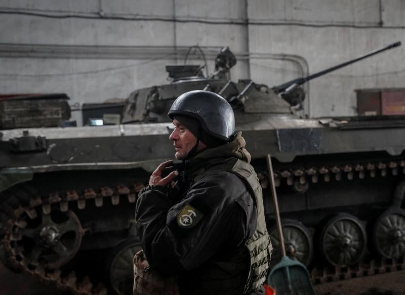 Un soldado ucraniano posa frente a su tanque.