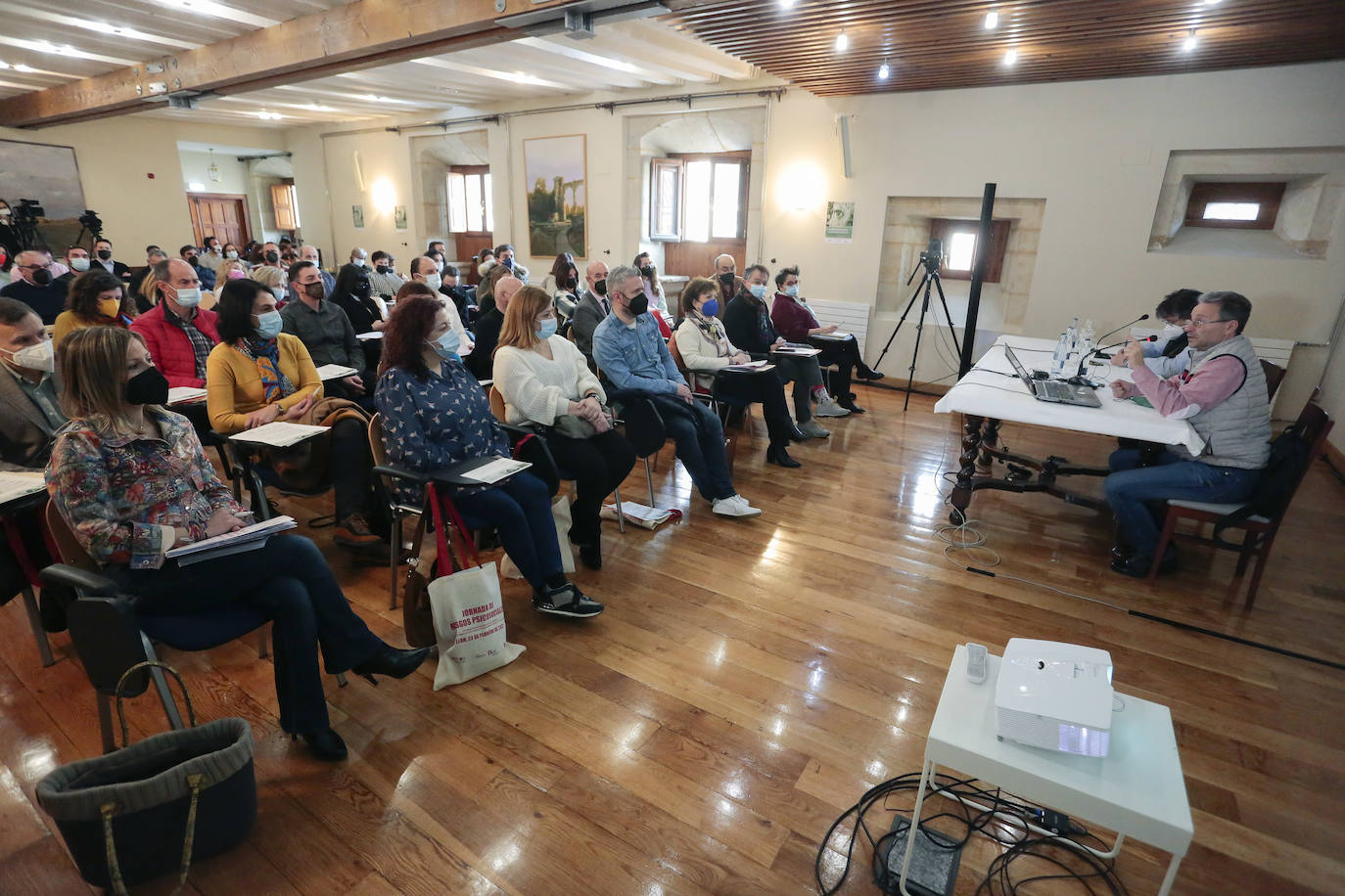 La secretaria de Salud Laboral y Medio Ambiente de UGT Castilla y León, María Fe Muñiz y el secretario ejecutivo de UGT-León, Enrique Reguero, participan en la jornada 'Los riesgos psicosociales: la otra pandemia oculta'.