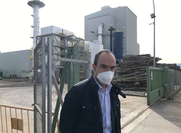 El director general de Energía y Minas en funciones, Alfonso Arroyo, visitó la planta de biomasa de Cubillos del Sil.