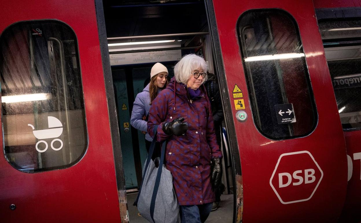 Pasajeros en el metro de Copenhague.