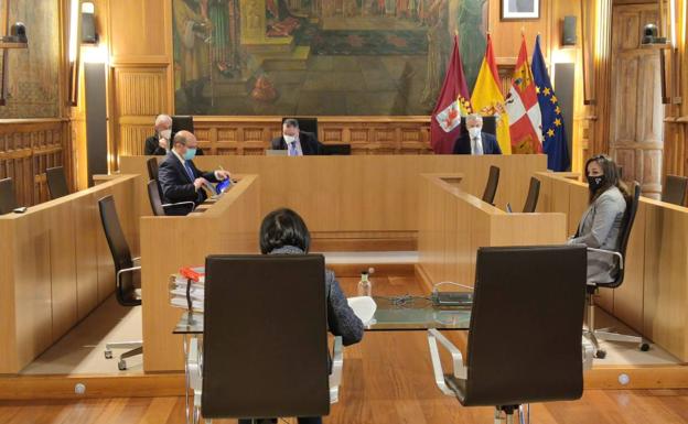 Imagen de los participantes presenciales en el pleno del mes de febrero de la Diputación. 