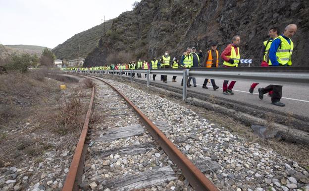 La 'marcha blanca' recuerda que no vale pedir paciencia cuando los problemas sanitarios son tan graves