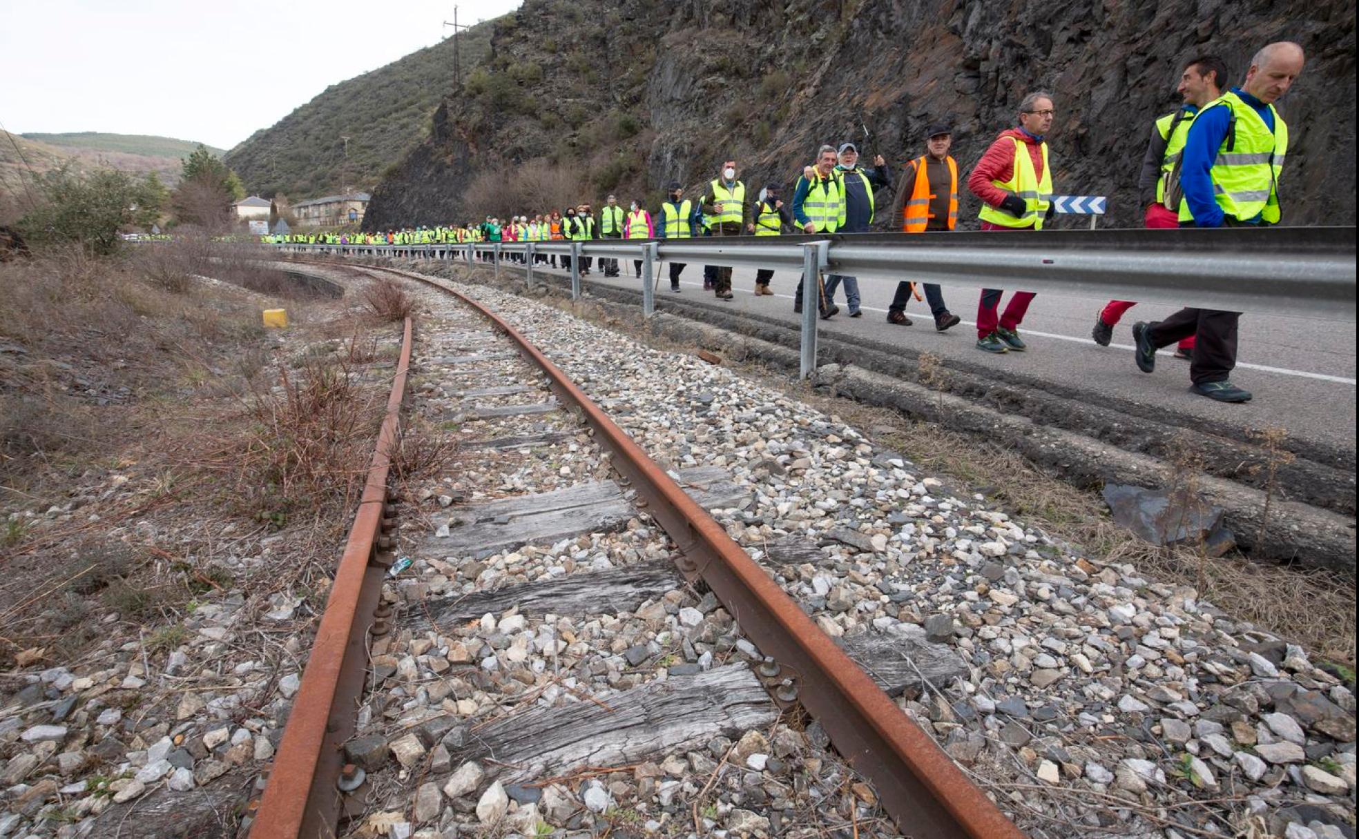 La 'marcha blanca' avanza en su camino hacia Ponferrada. En la imagen los caminantes avanzan durante su recorrido por la comarca de El Bierzo. 