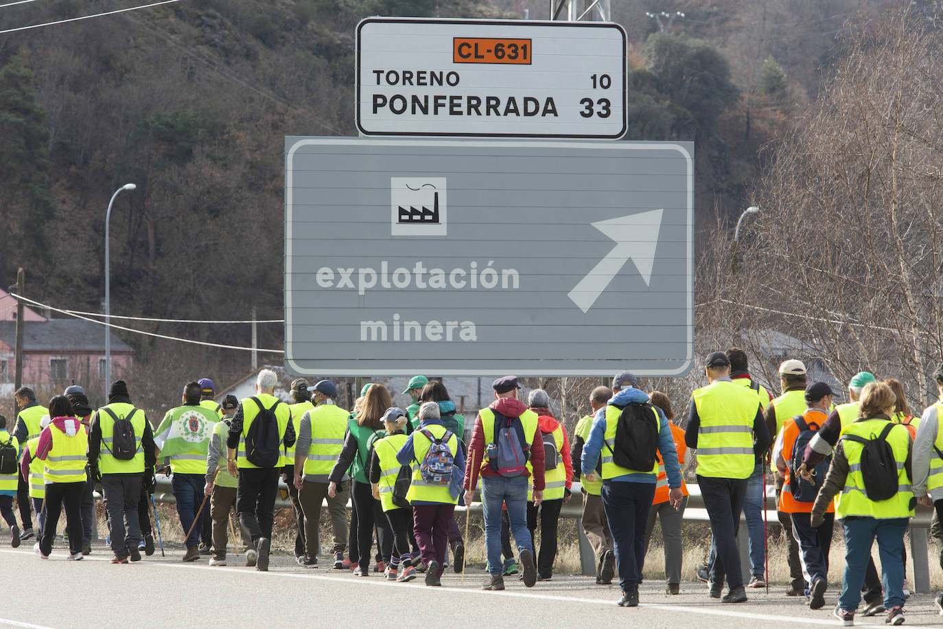 Tercera etapa de la marcha a pie entre Villablino y Ponferrada en defensa de la sanidad pública de Laciana y del Bierzo, entre las localidades bercianas de Páramo del Sil y Toreno.