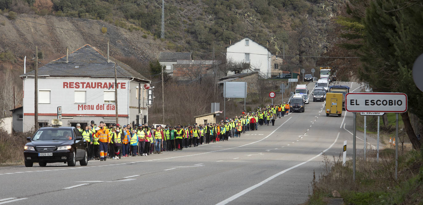 Tercera etapa de la marcha a pie entre Villablino y Ponferrada en defensa de la sanidad pública de Laciana y del Bierzo, entre las localidades bercianas de Páramo del Sil y Toreno.