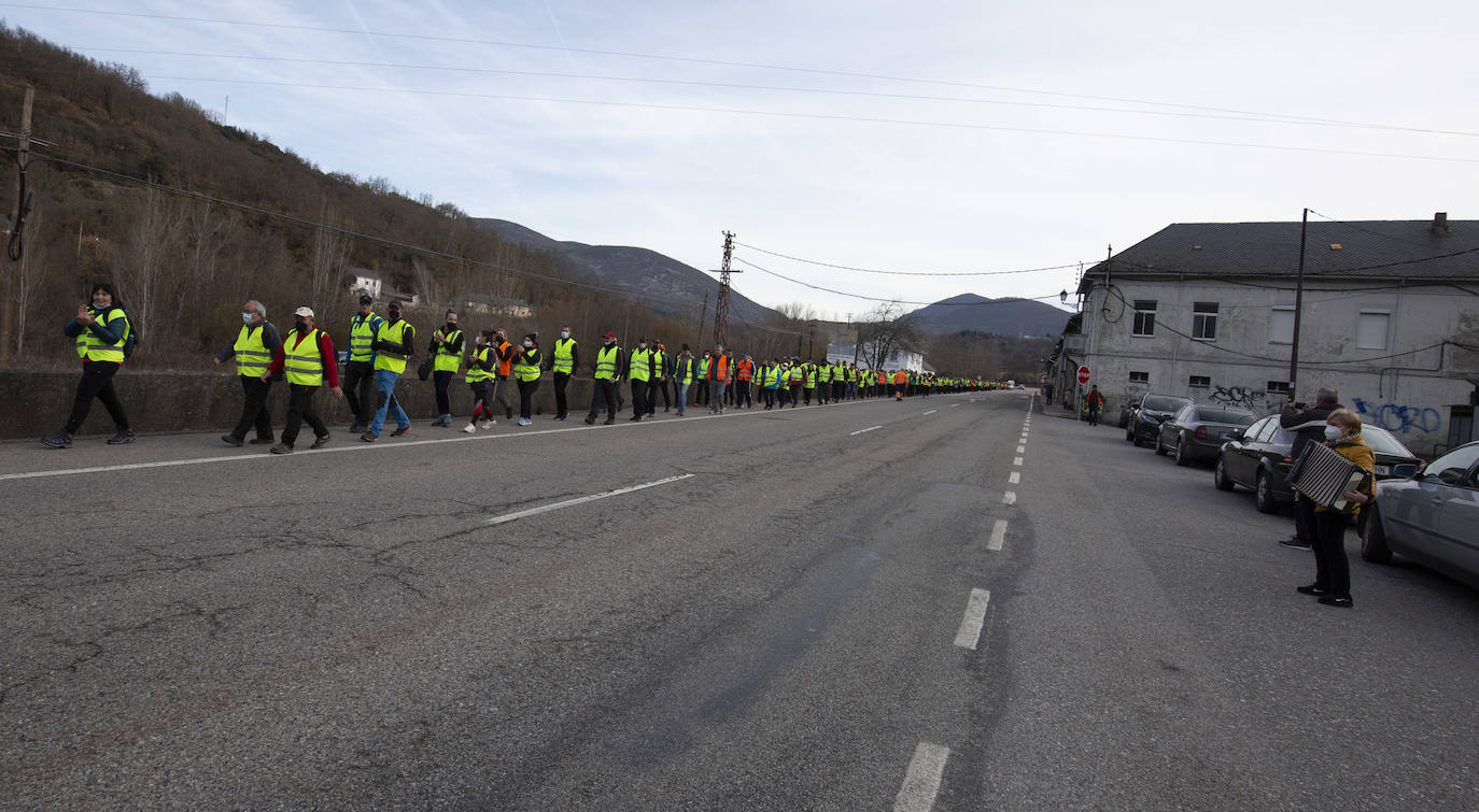 Tercera etapa de la marcha a pie entre Villablino y Ponferrada en defensa de la sanidad pública de Laciana y del Bierzo, entre las localidades bercianas de Páramo del Sil y Toreno.