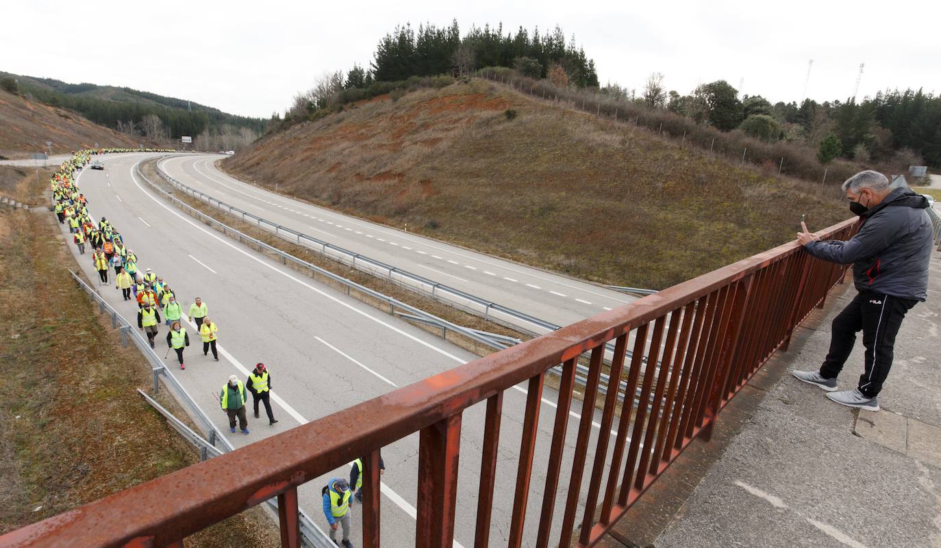 Cuarta etapa de la marcha a pie entre Villablino y Ponferrada en defensa de la sanidad pública de Laciana y del Bierzo, entte las localidades de Toreno y Cubillos del Sil.