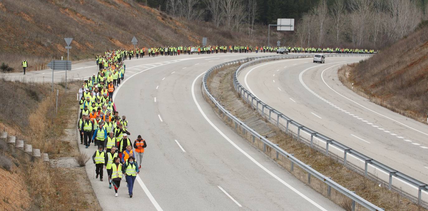 Cuarta etapa de la marcha a pie entre Villablino y Ponferrada en defensa de la sanidad pública de Laciana y del Bierzo, entte las localidades de Toreno y Cubillos del Sil.