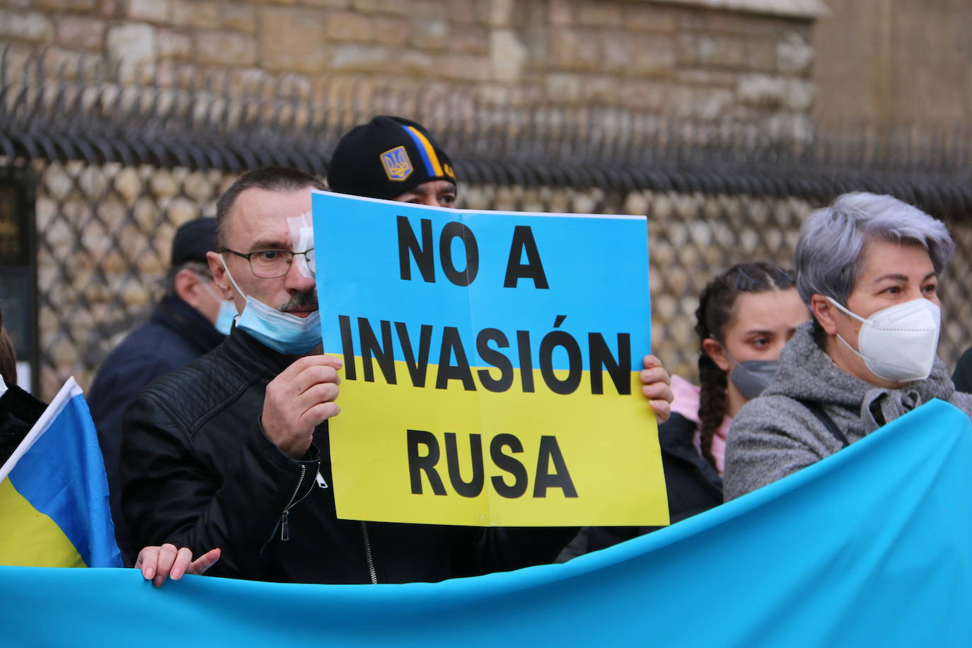 Galería. Los carteles de la concentración exigían el fin de la violencia sobre los colores de la bandera de Ucrania. 