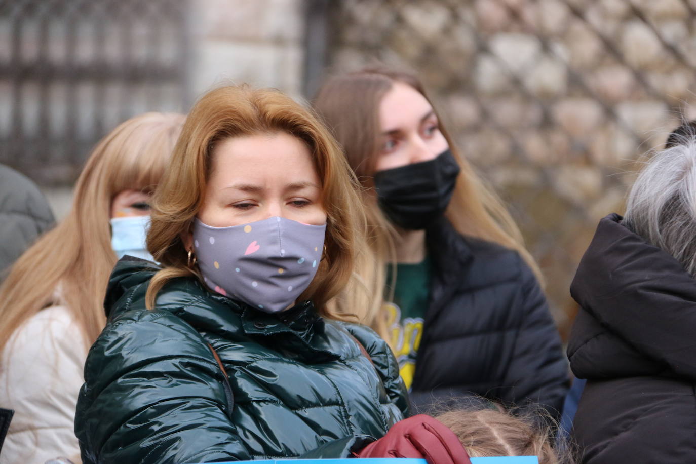 Los ucranios que viven en León se concentran en Botines para exigir que pare la invasión de su país. 