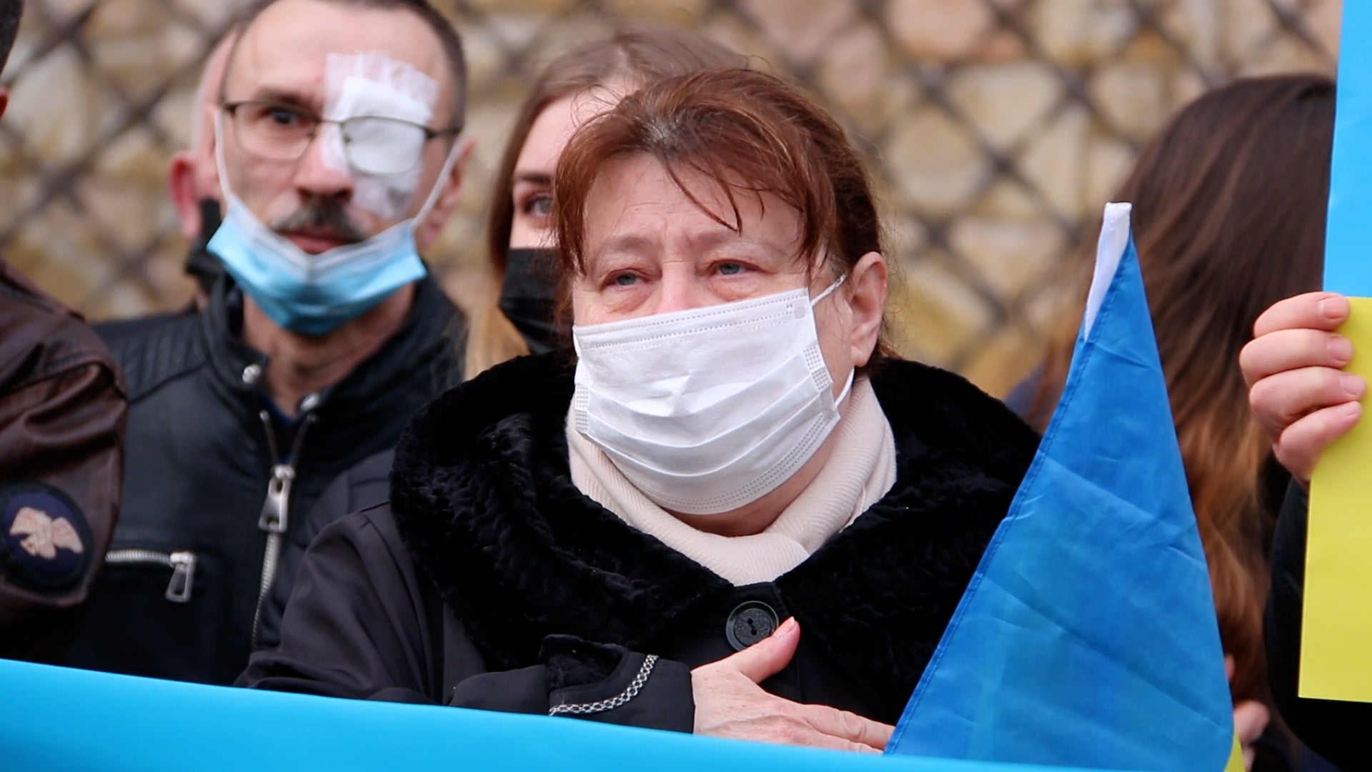 Los ucranios que viven en León se concentran en Botines para exigir que pare la invasión de su país. 