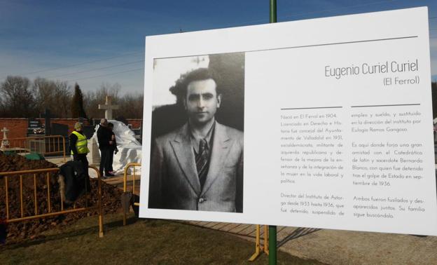 La apertura de una de las zanjas en el cementerio de Villadangos ha evidenciado la aparición de dos cuerpos y objetos personales. 