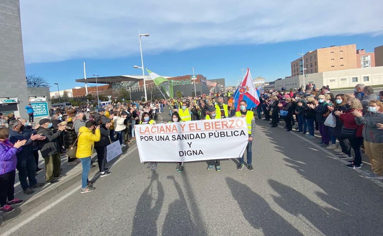 La marcha blanca camina entre Villablino y Ponferrada por una sanidad pública de calidad para esta zona de la provincia.