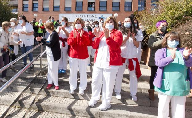 Galería. Los sanitarios se han sumado al aplauso a la 'marcha blanca'. 