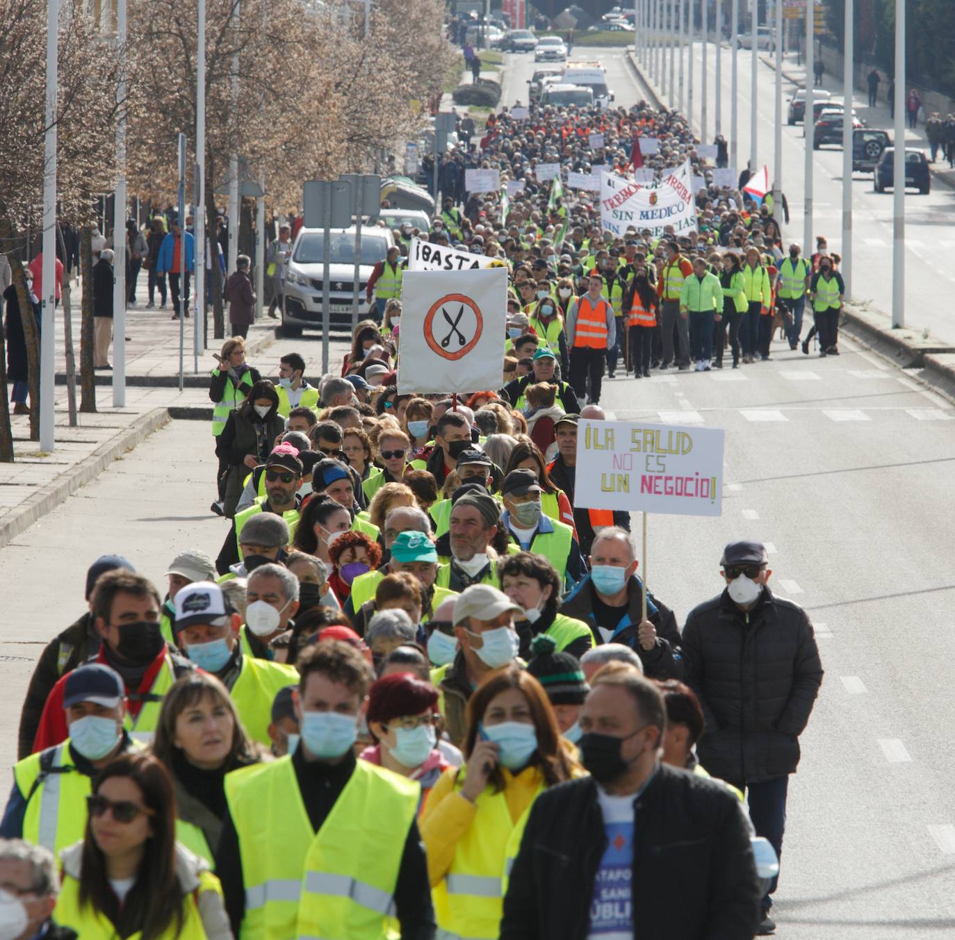 La marcha blanca avanza en su camino a Ponferrada. Los componentes de la misma remarcan la urgente necesidad de contar con medios sanitarios necesarios para atender la zona