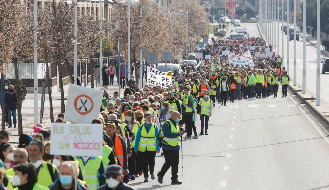 La marcha blanca avanza en su camino a Ponferrada. Los componentes de la misma remarcan la urgente necesidad de contar con medios sanitarios necesarios para atender la zona