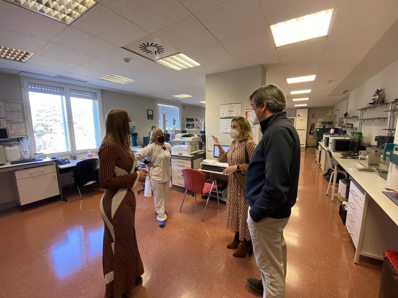 Fotos: Ester Muñoz visita el Laboratorio de Salud Animal