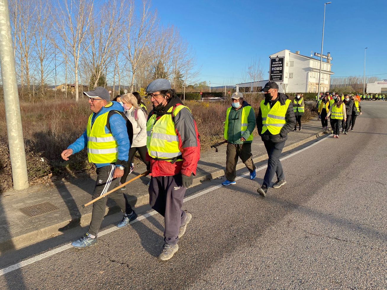 La marcha blanca avanza en su camino a Ponferrada. Los componentes de la misma remarcan la urgente necesidad de contar con medios sanitarios necesarios para atender la zona