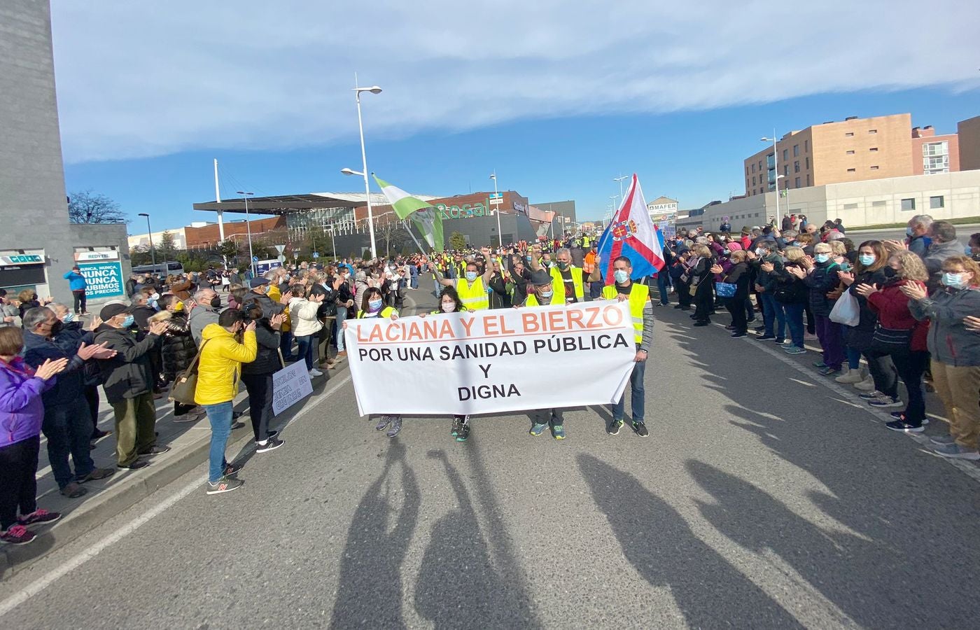 La marcha blanca avanza en su camino a Ponferrada. Los componentes de la misma remarcan la urgente necesidad de contar con medios sanitarios necesarios para atender la zona