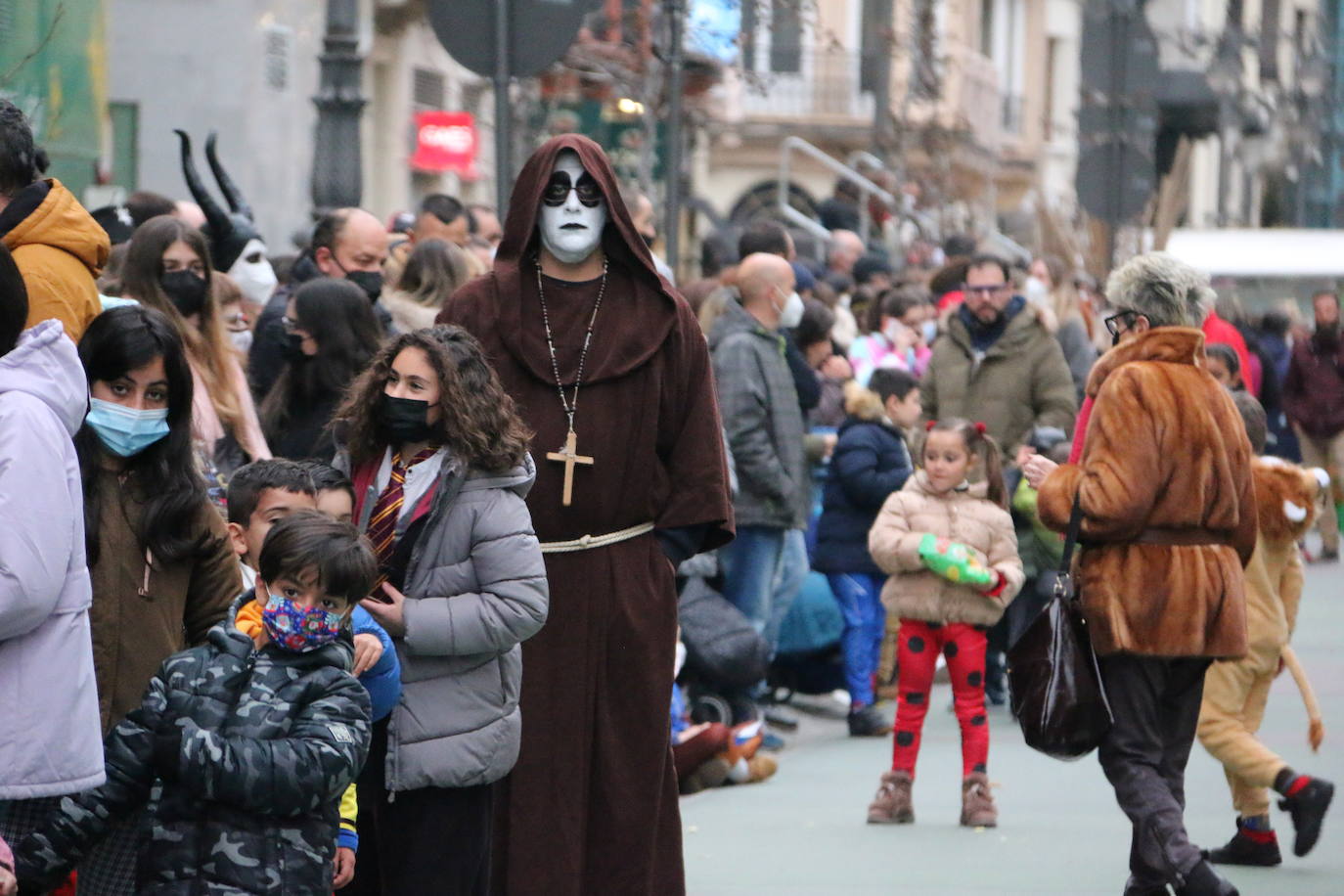 Miles de personas han salido al paso del desfile que ha llenado las calles de luz y color.
