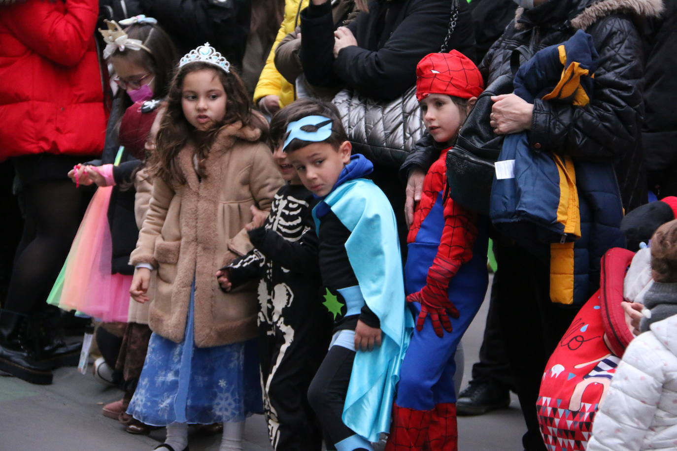 Miles de personas han salido al paso del desfile que ha llenado las calles de luz y color.