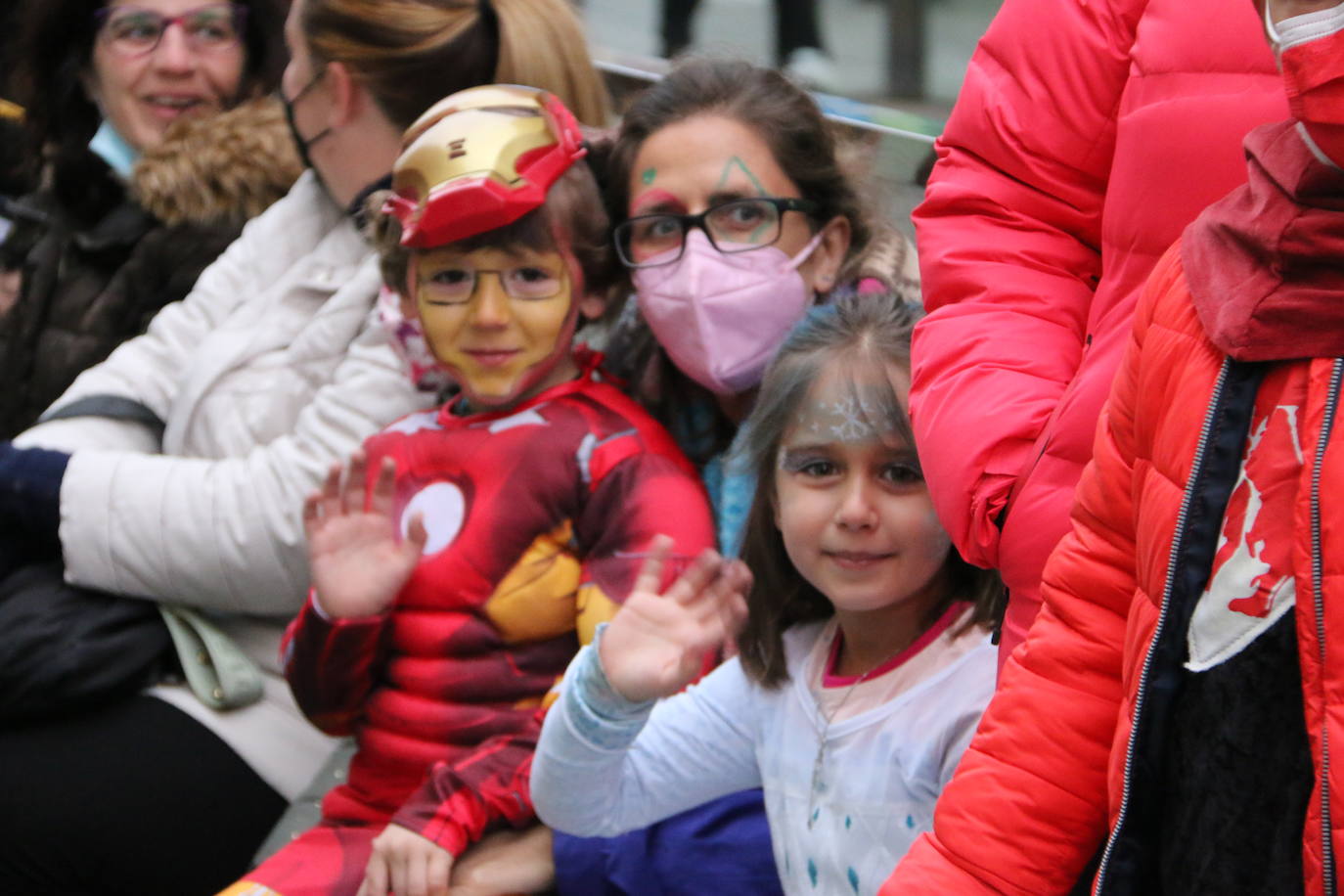 Miles de personas han salido al paso del desfile que ha llenado las calles de luz y color.