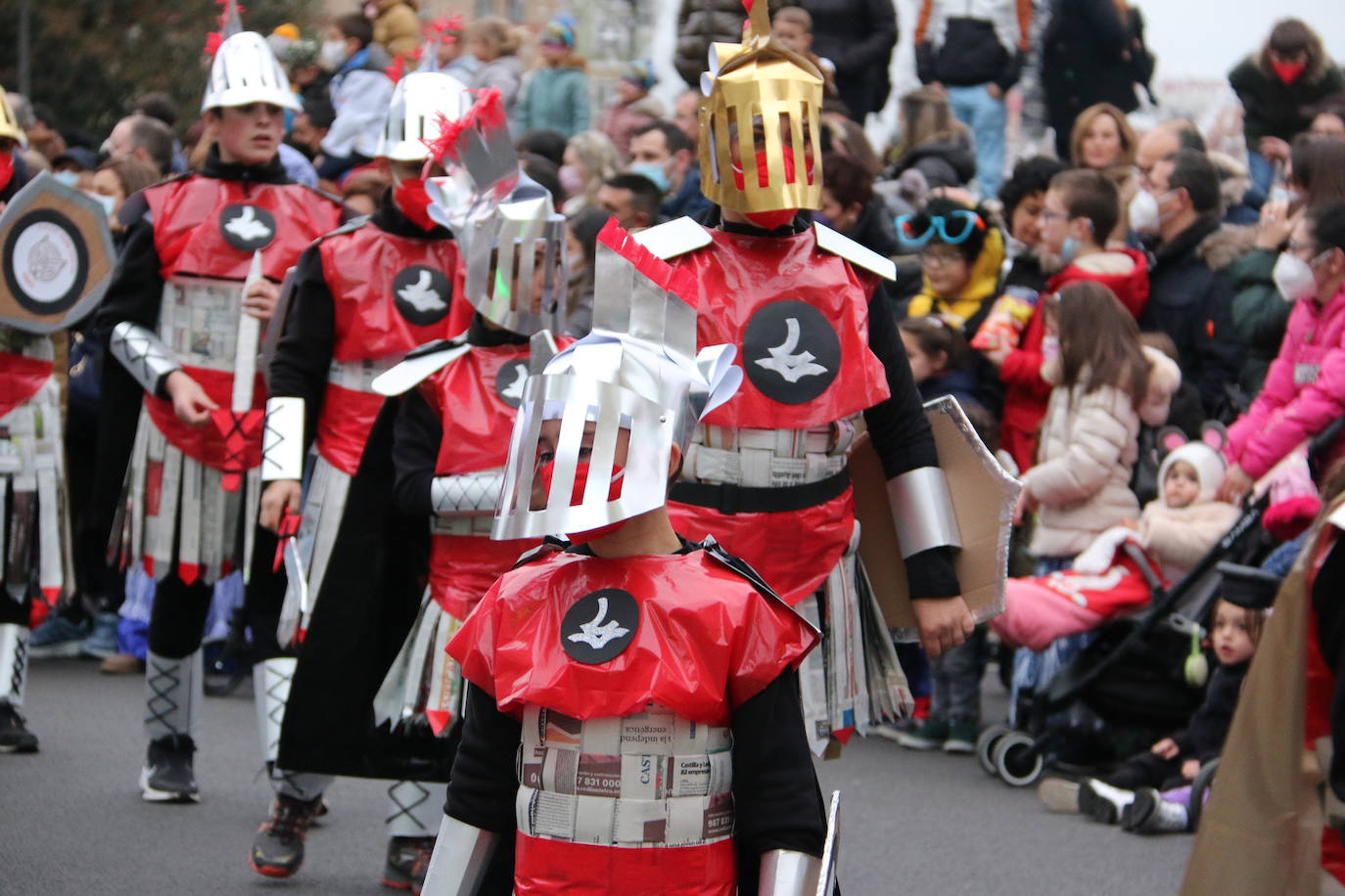 Miles de personas han salido al paso del desfile que ha llenado las calles de luz y color.