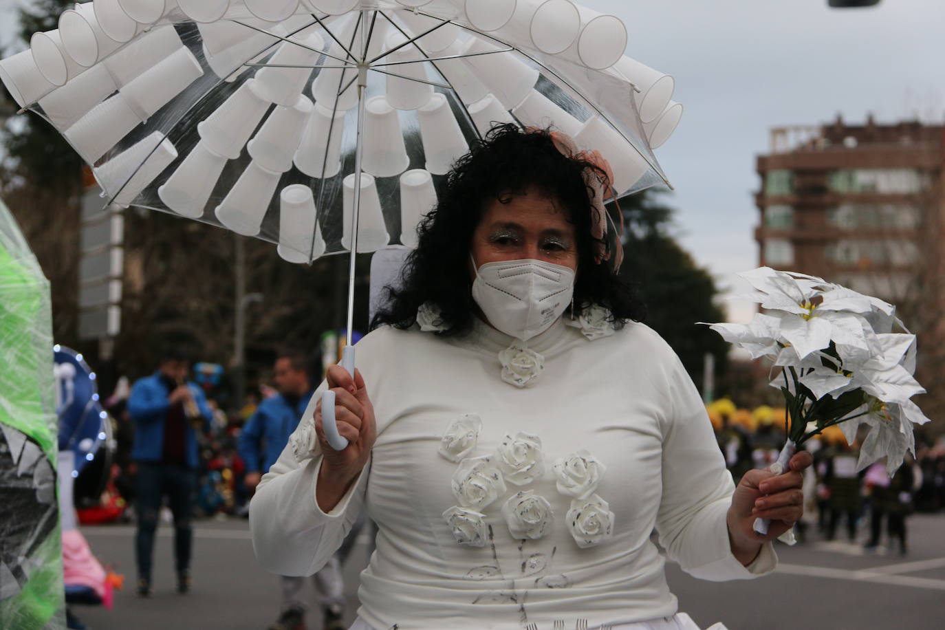 Miles de personas han salido al paso del desfile que ha llenado las calles de luz y color.