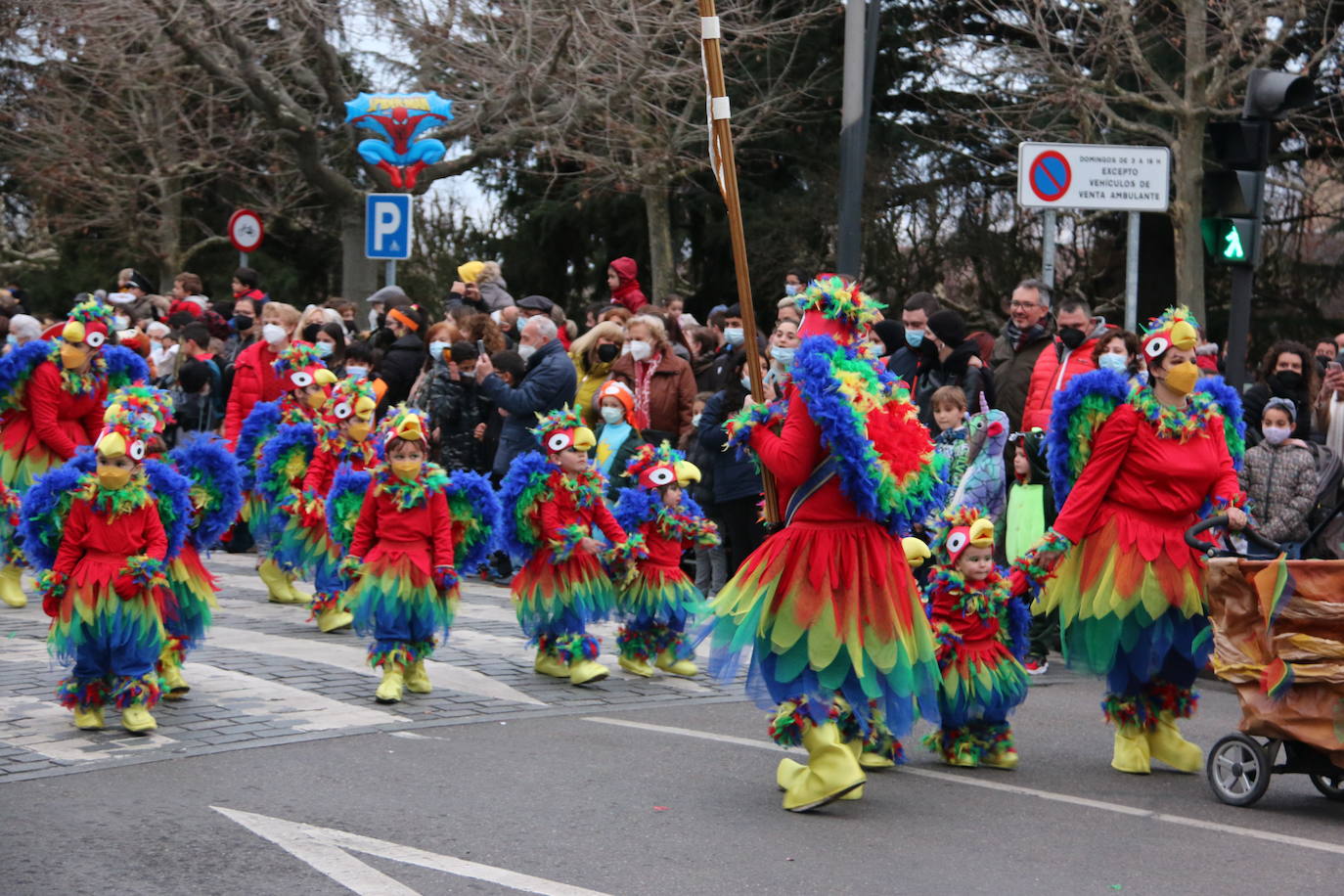 Miles de personas han salido al paso del desfile que ha llenado las calles de luz y color.