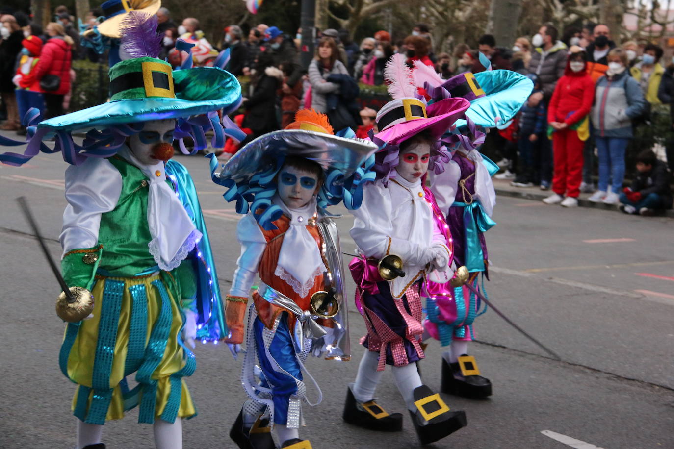 Miles de personas han salido al paso del desfile que ha llenado las calles de luz y color.