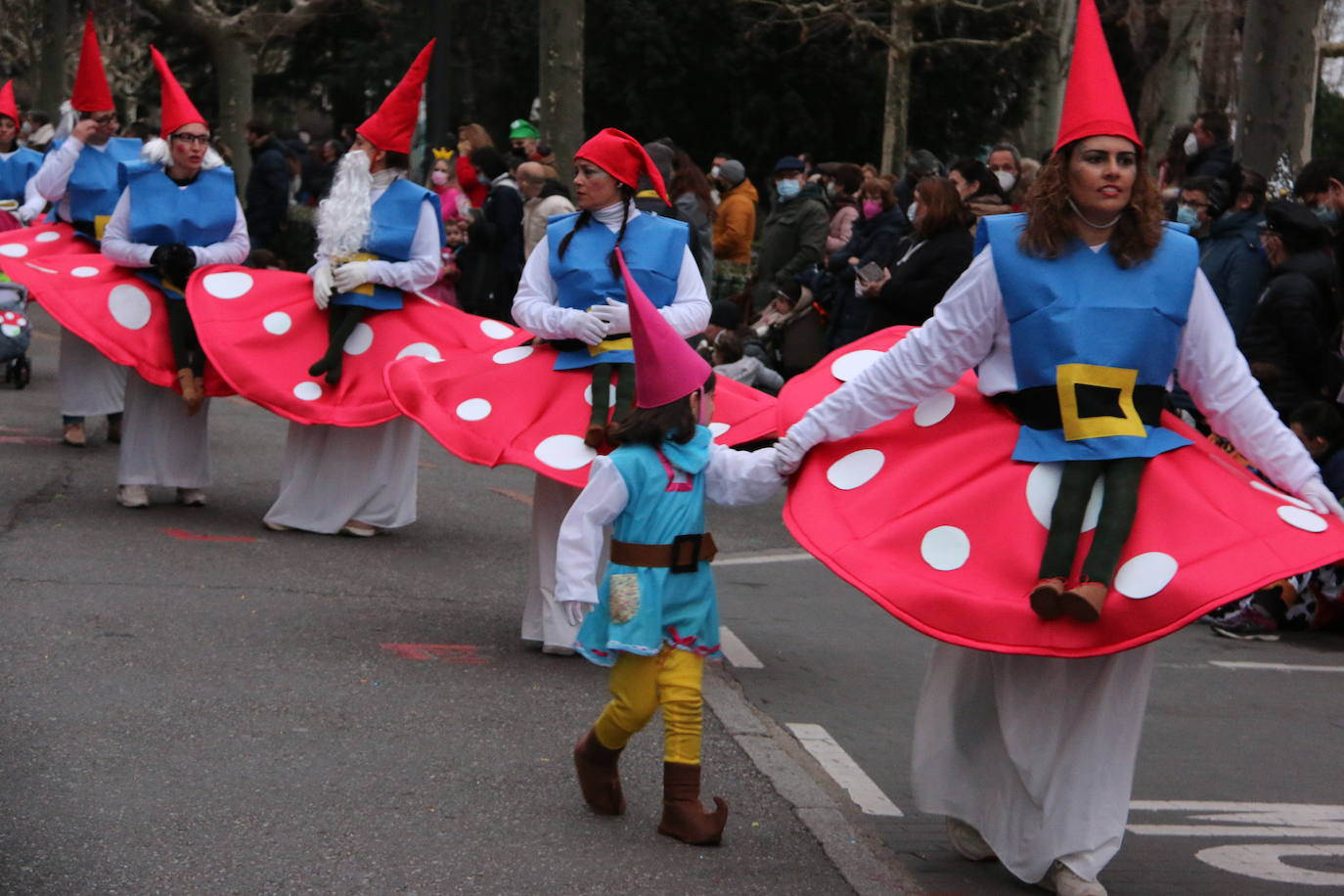 Miles de personas han salido al paso del desfile que ha llenado las calles de luz y color.