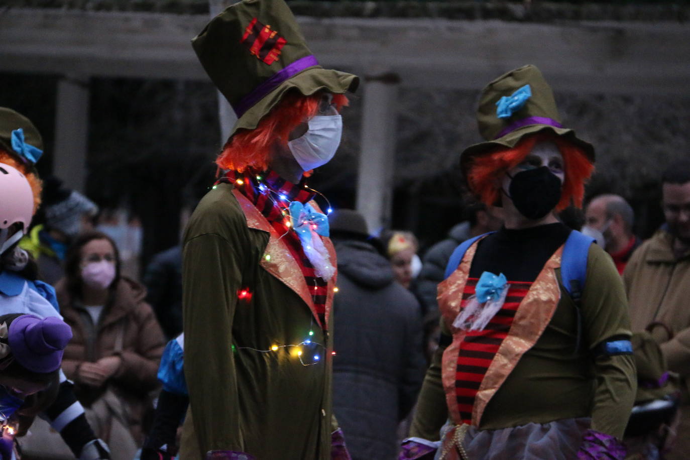 Miles de personas han salido al paso del desfile que ha llenado las calles de luz y color.