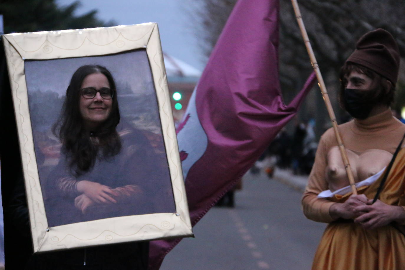 Miles de personas han salido al paso del desfile que ha llenado las calles de luz y color.