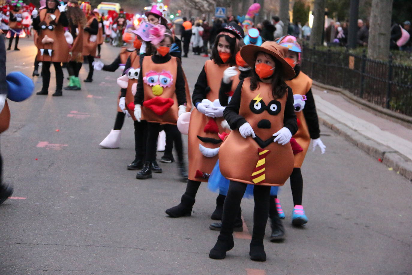 Miles de personas han salido al paso del desfile que ha llenado las calles de luz y color.