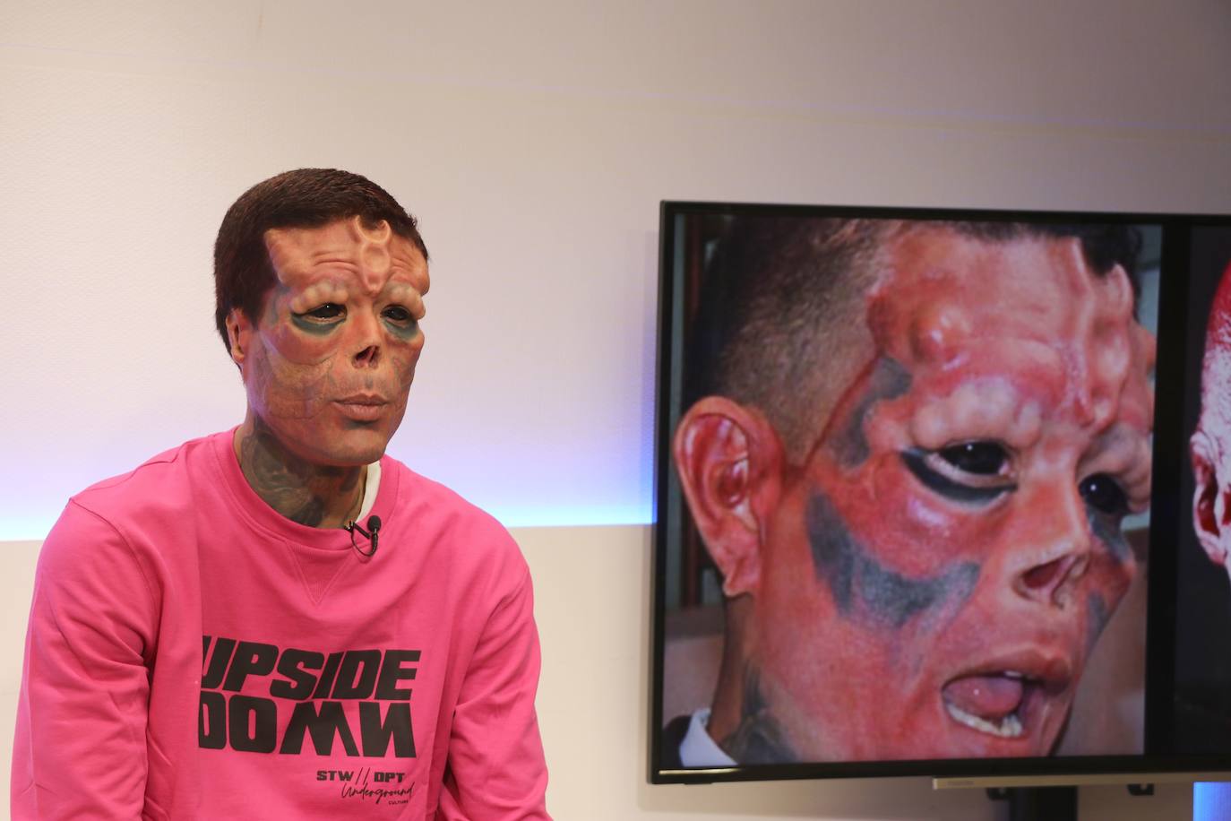 The Real Red Skull durante la entrevista en el plató de leonoticias. 