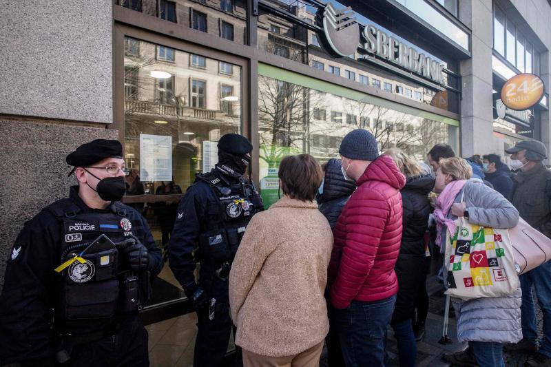 Clientes del banco ruso Sberbank, ayer en Praga. 