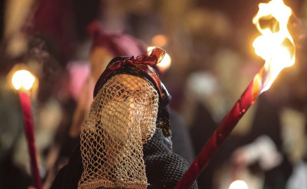 La Mojiganga saca a las calles de Riaño su tradicional mascarada de invierno