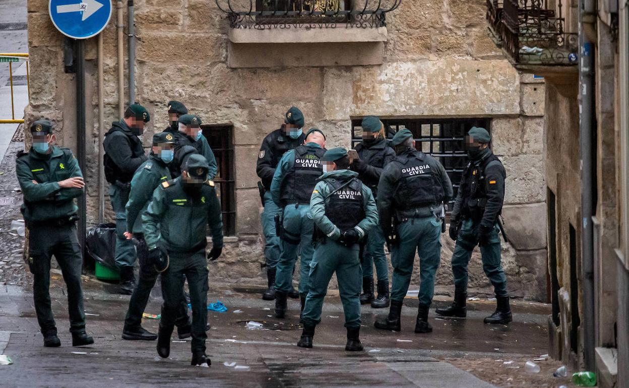 La Guardia Civil en el lugar donde han tenido lugar los hechos que han acabado con una víctima mortal.