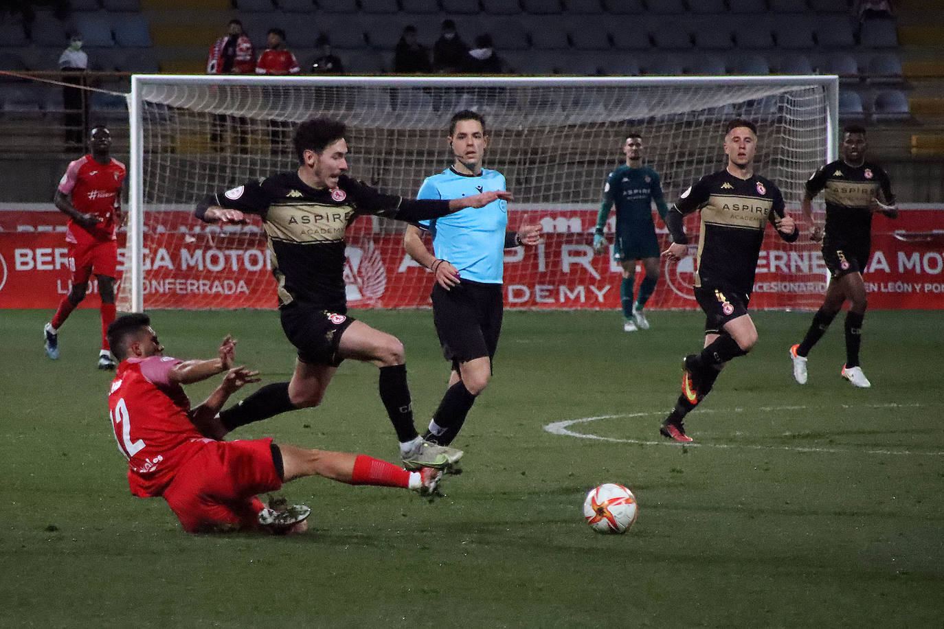 El conjunto leonés logró imponerse al equipo navarro con goles de Buenacasa, Vitoria y Solís