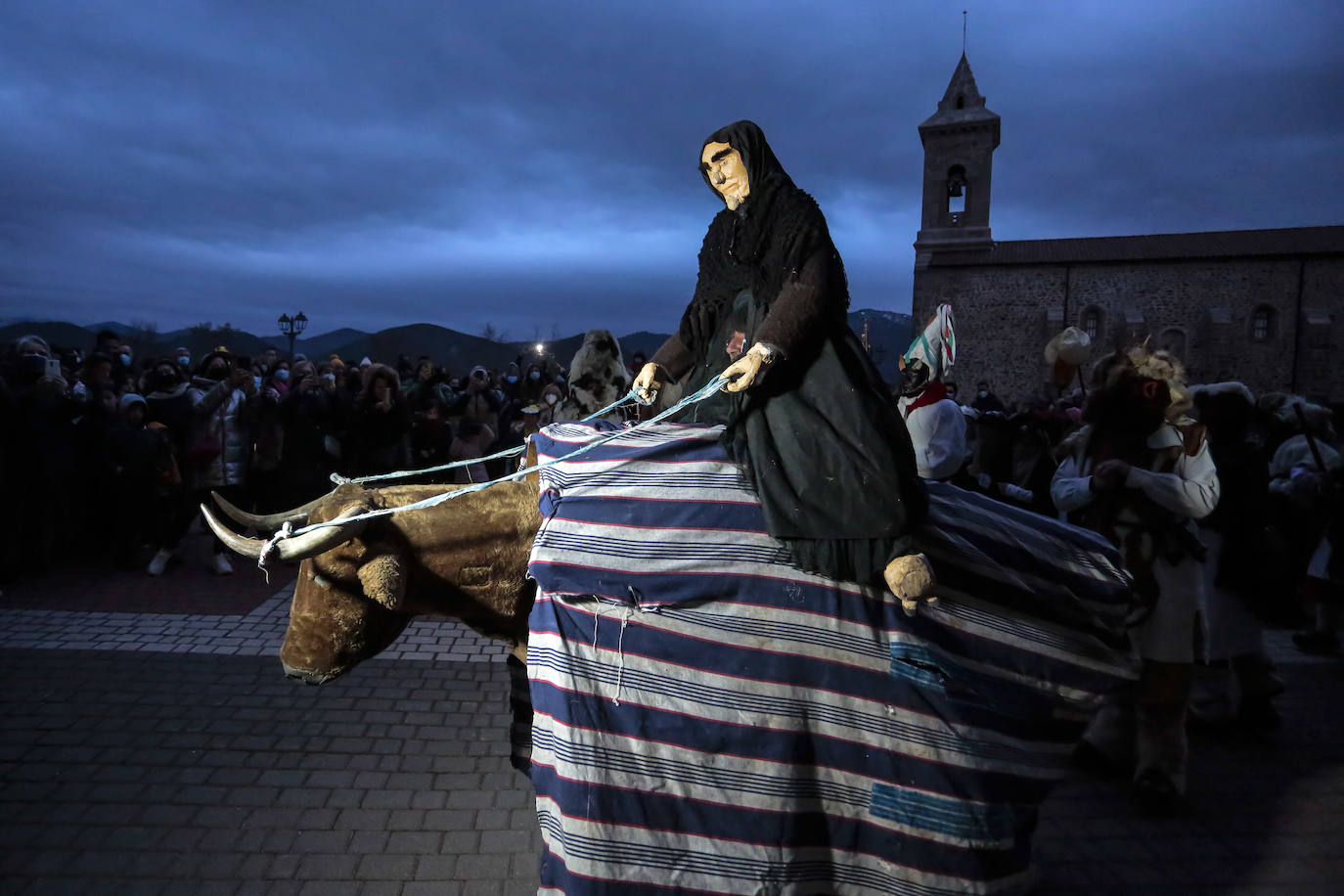 Tradicional mascarada de Riaño, conocida como antruido, con el desfile de La Mojiganga y quema de La Choza al anochecer.